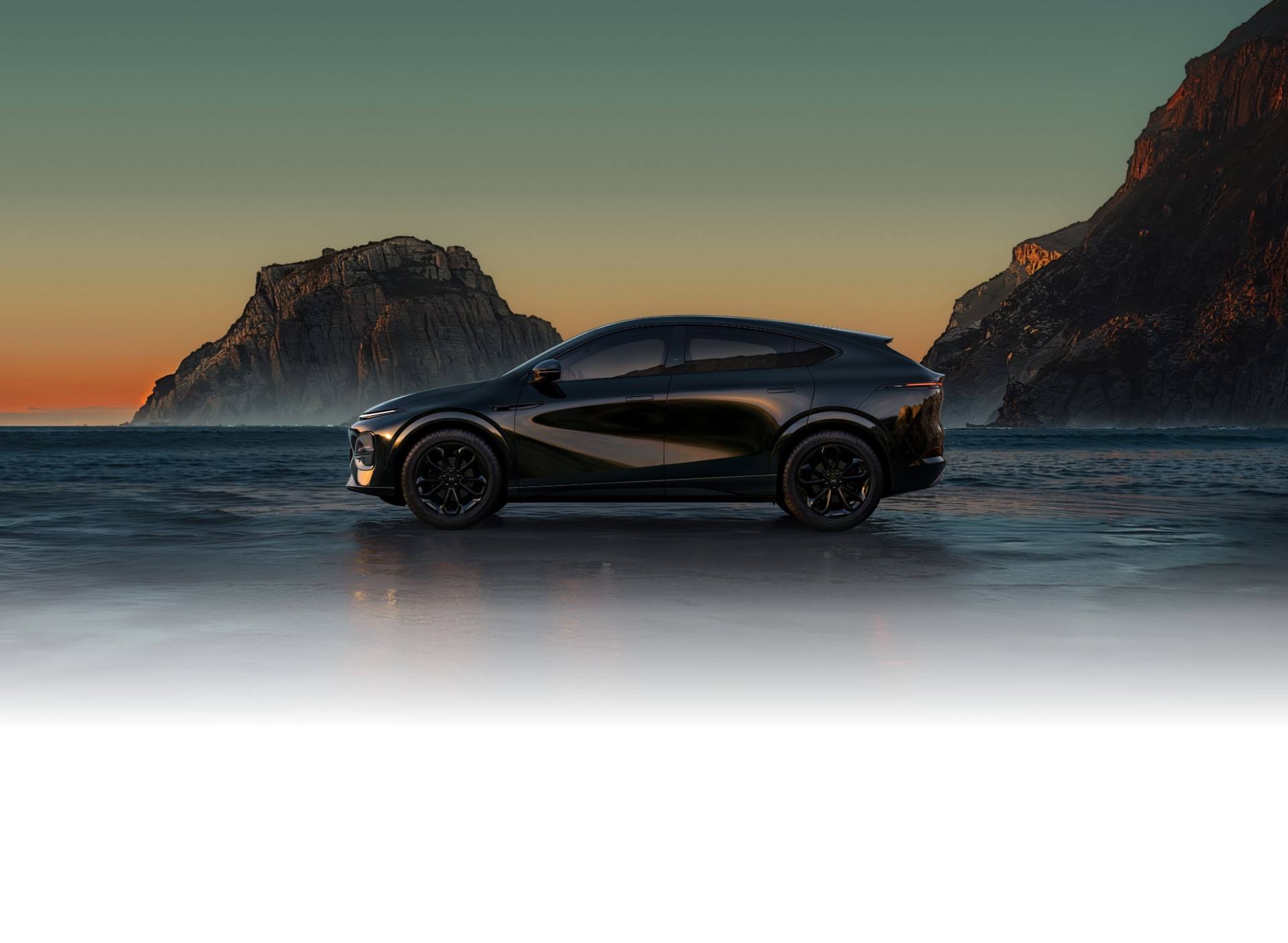 XPENG G6 Black Edition i profil på en strand ved solnedgang med sorte fælge