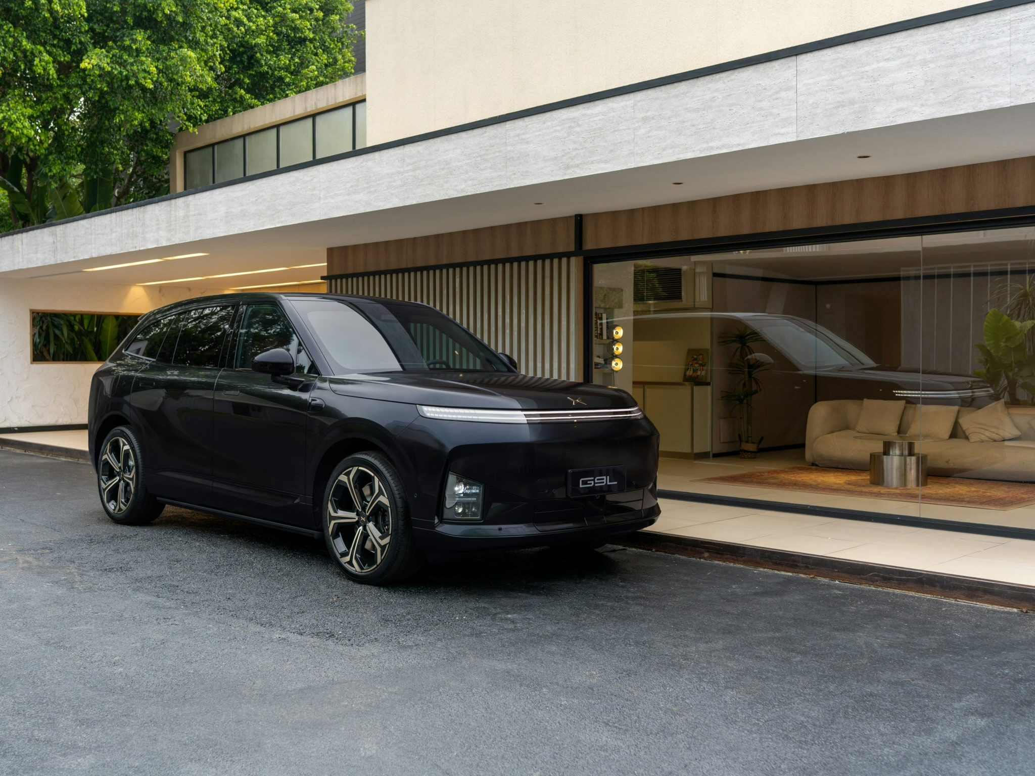 XPENG G9L Black Gold Edition front three-quarter view outside a modern house