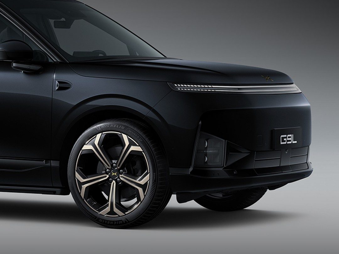 XPENG G9L in Polar Night Black with the Black Gold wheels, front three-quarter studio shot
