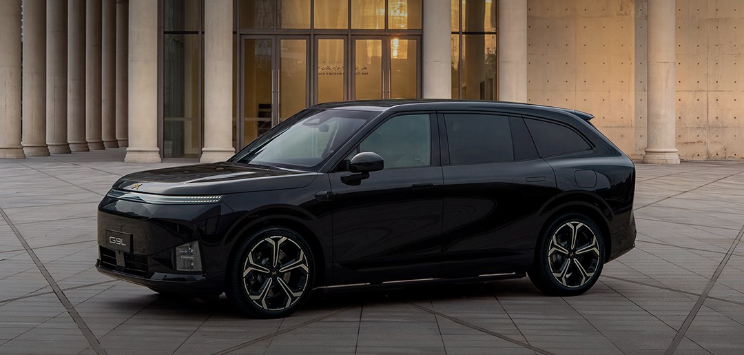 XPENG G9L Black Gold Edition side view in front of a colonnade, from the official kit poster
