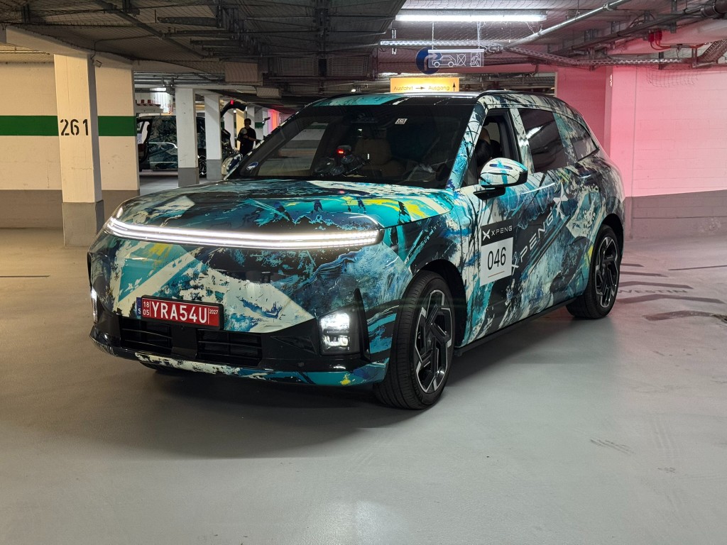 Camoufleret XPENG G9L BEV preproduktion i München under L03-lanceringen