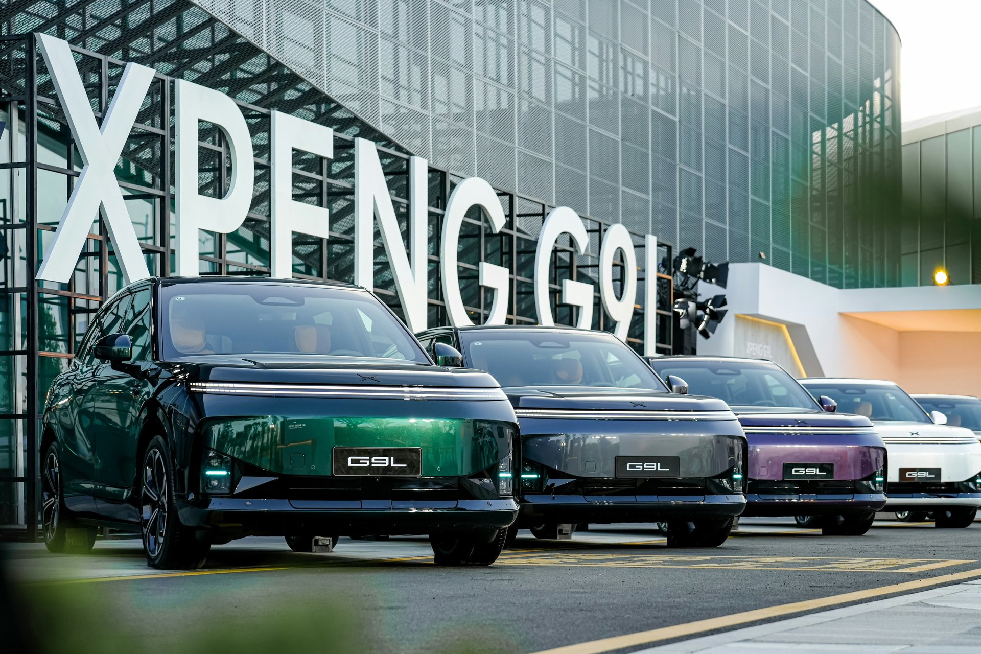 XPENG G9L colour lineup at Guangzhou debut display