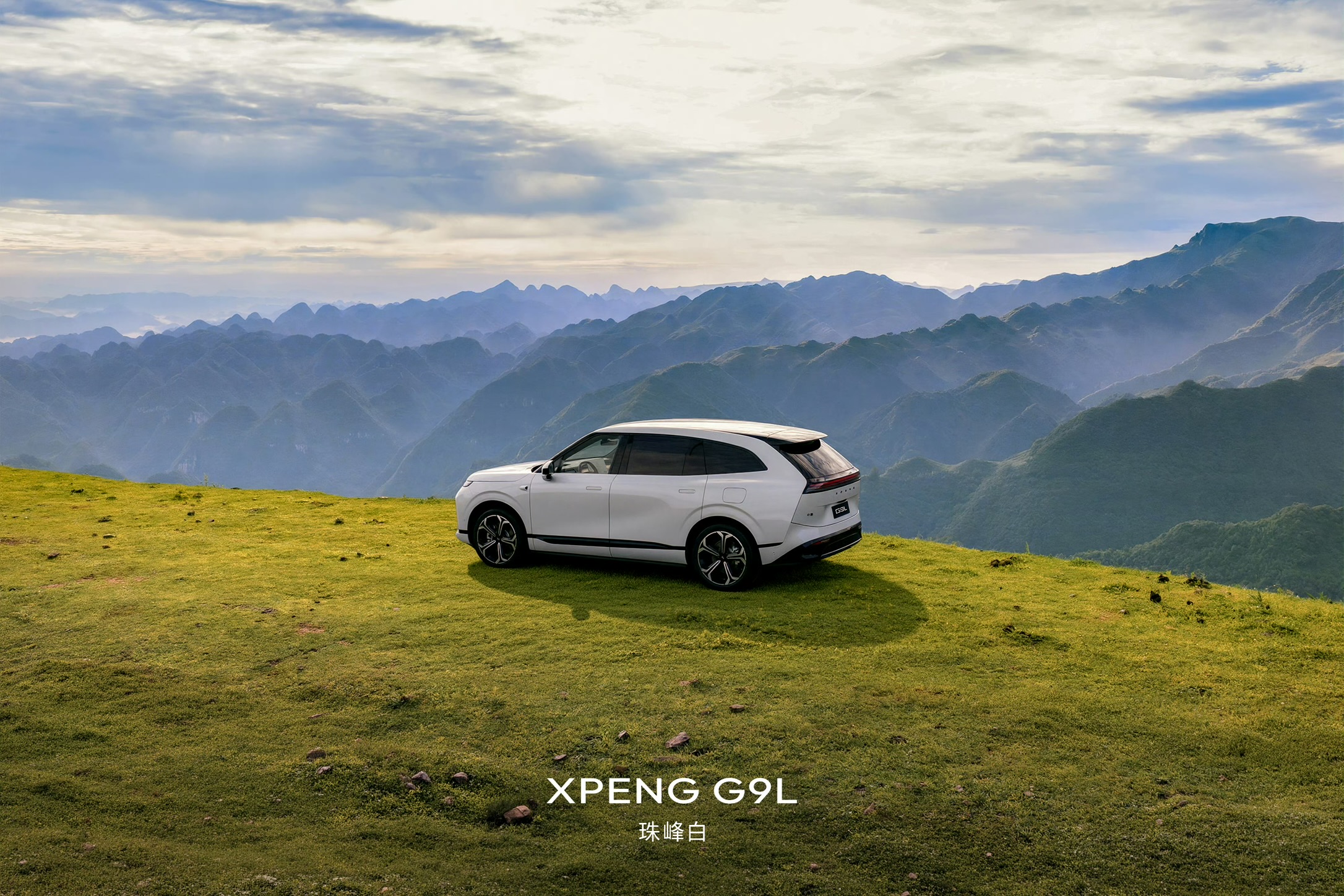 XPENG G9L bagfra/trekvart i Everest White med bjergudsigt