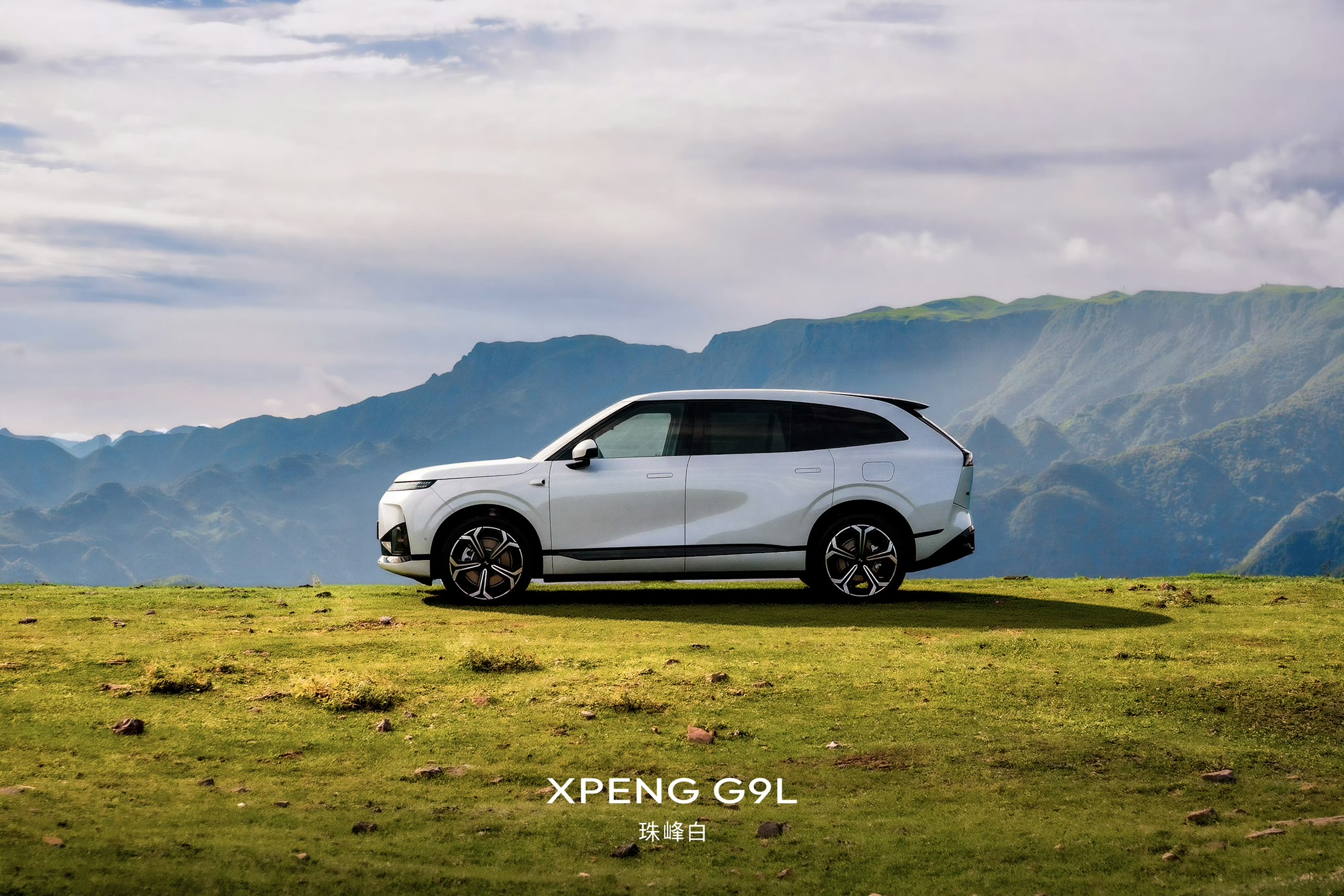 XPENG G9L sideprofil i Everest White i bjerggræs