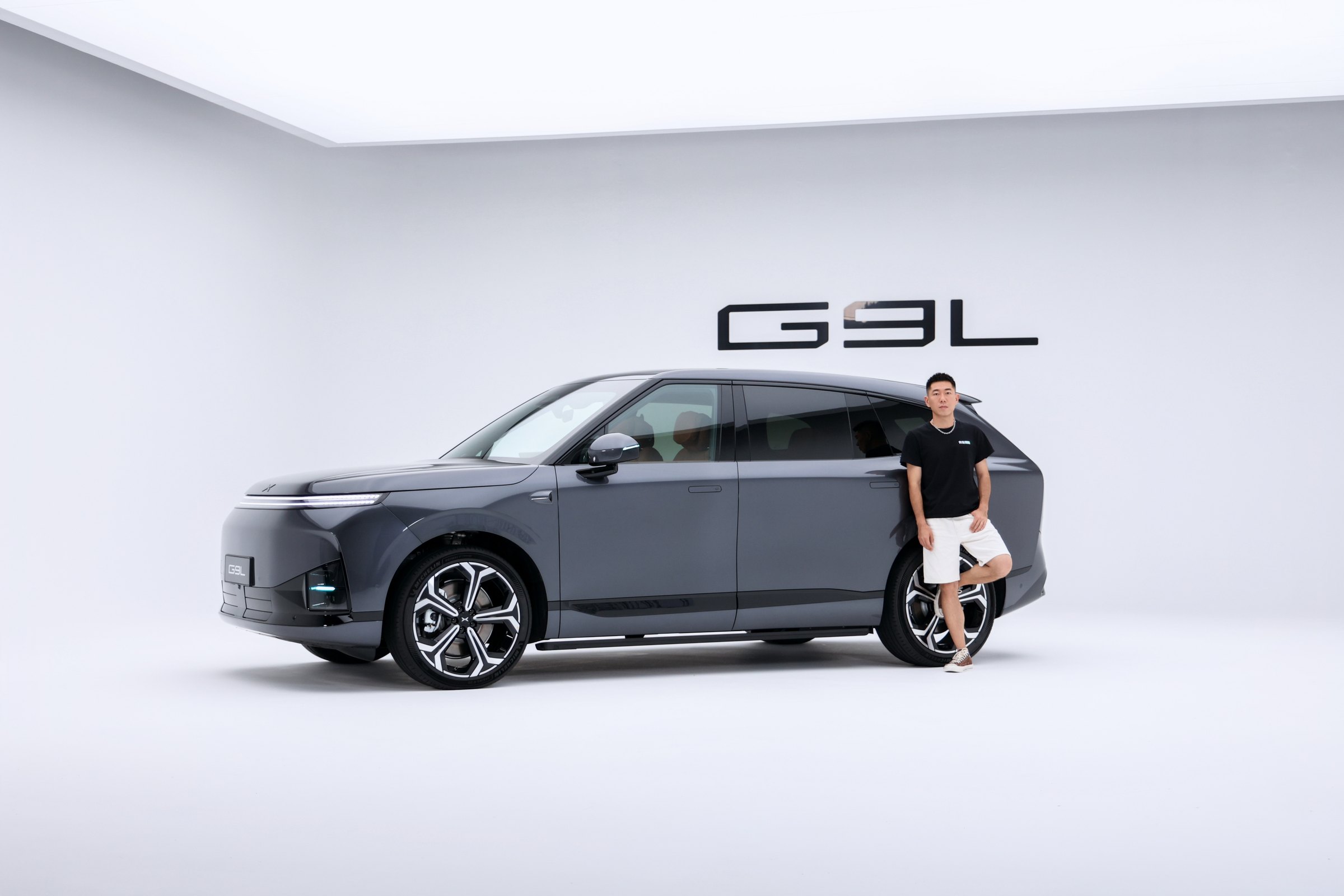 XPENG G9L i Fjord Grey trekvart-vinkel i et hvidt studie med model