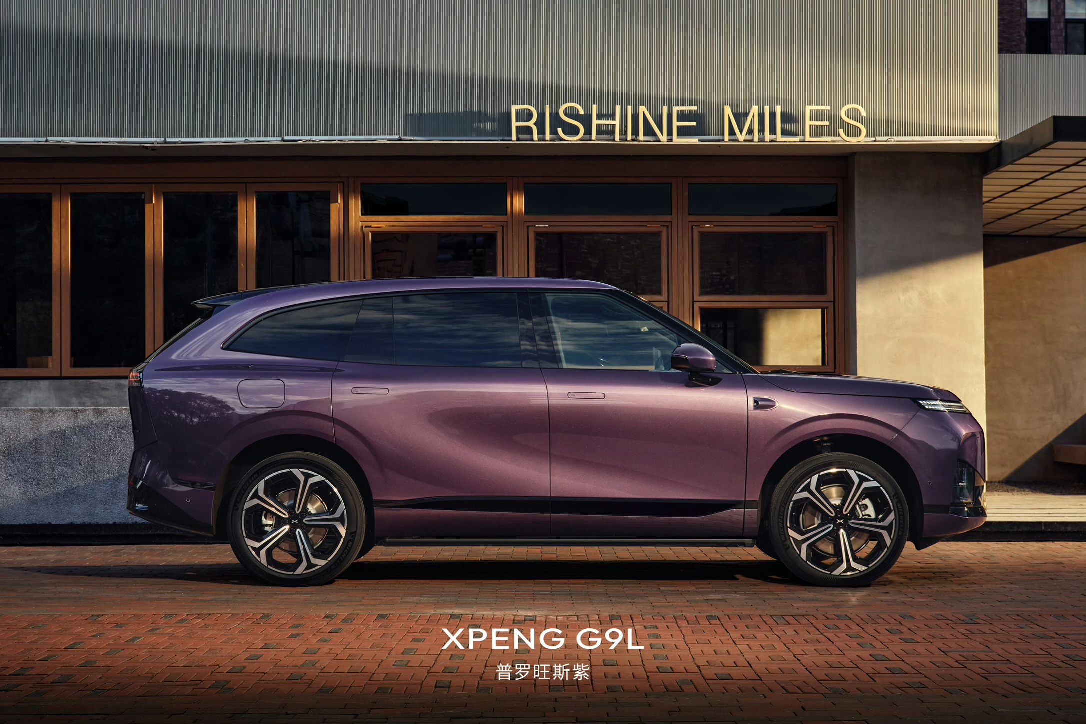 XPENG G9L sideprofil i Provence-lilla foran Rishine Miles