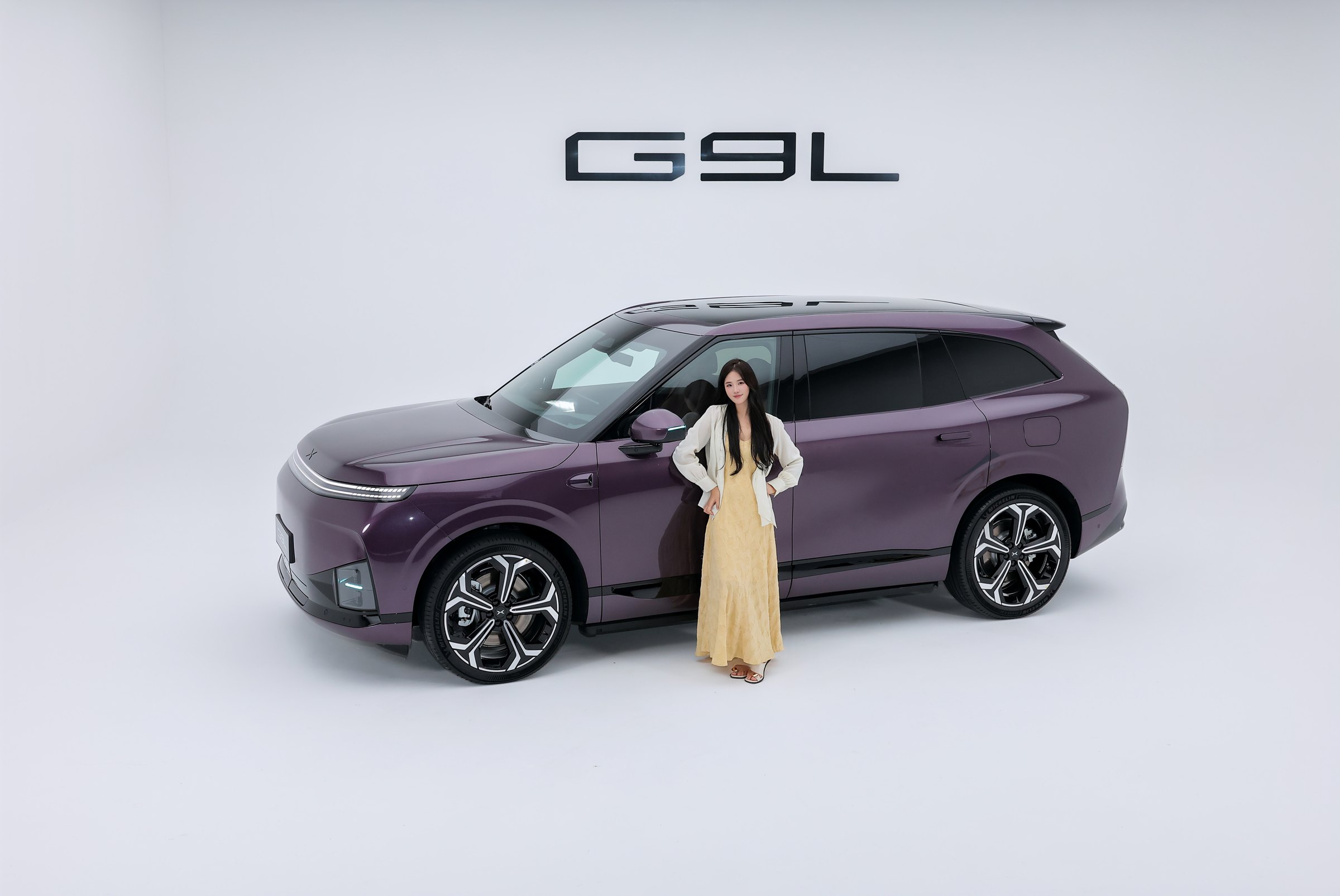XPENG G9L i Provence Purple forfra/trekvart i et hvidt studie med model