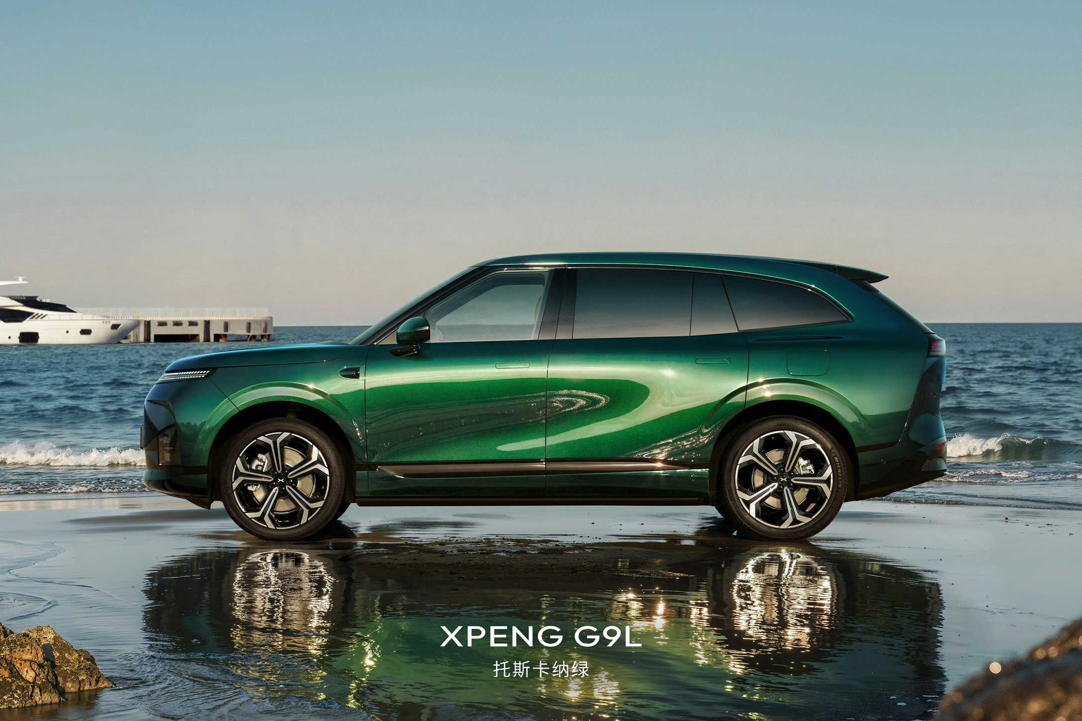 XPENG G9L sideprofil i Toscana-grøn på våd sand i skumring