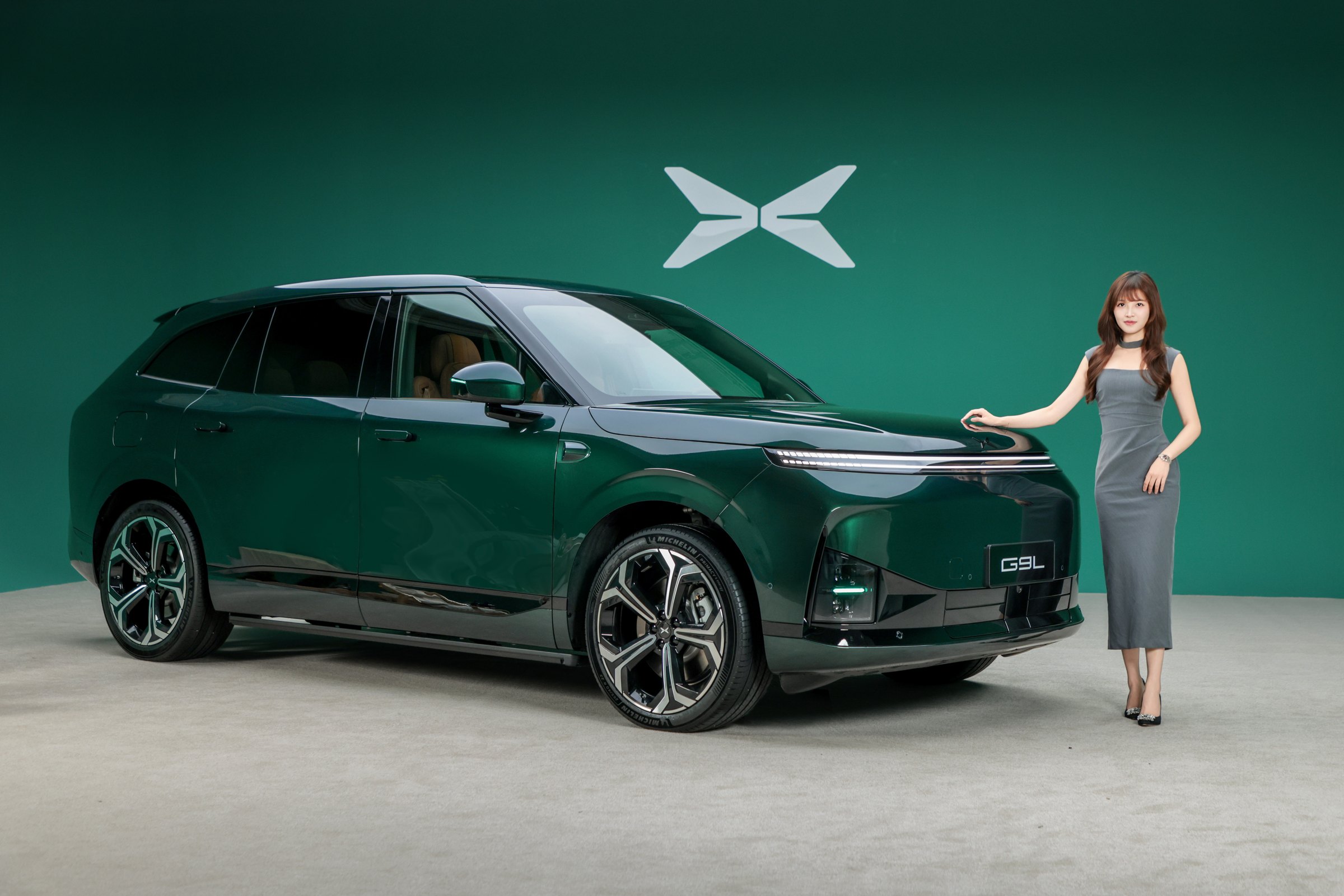 XPENG G9L i Toscana Green forfra/trekvart i et grønt studie med model