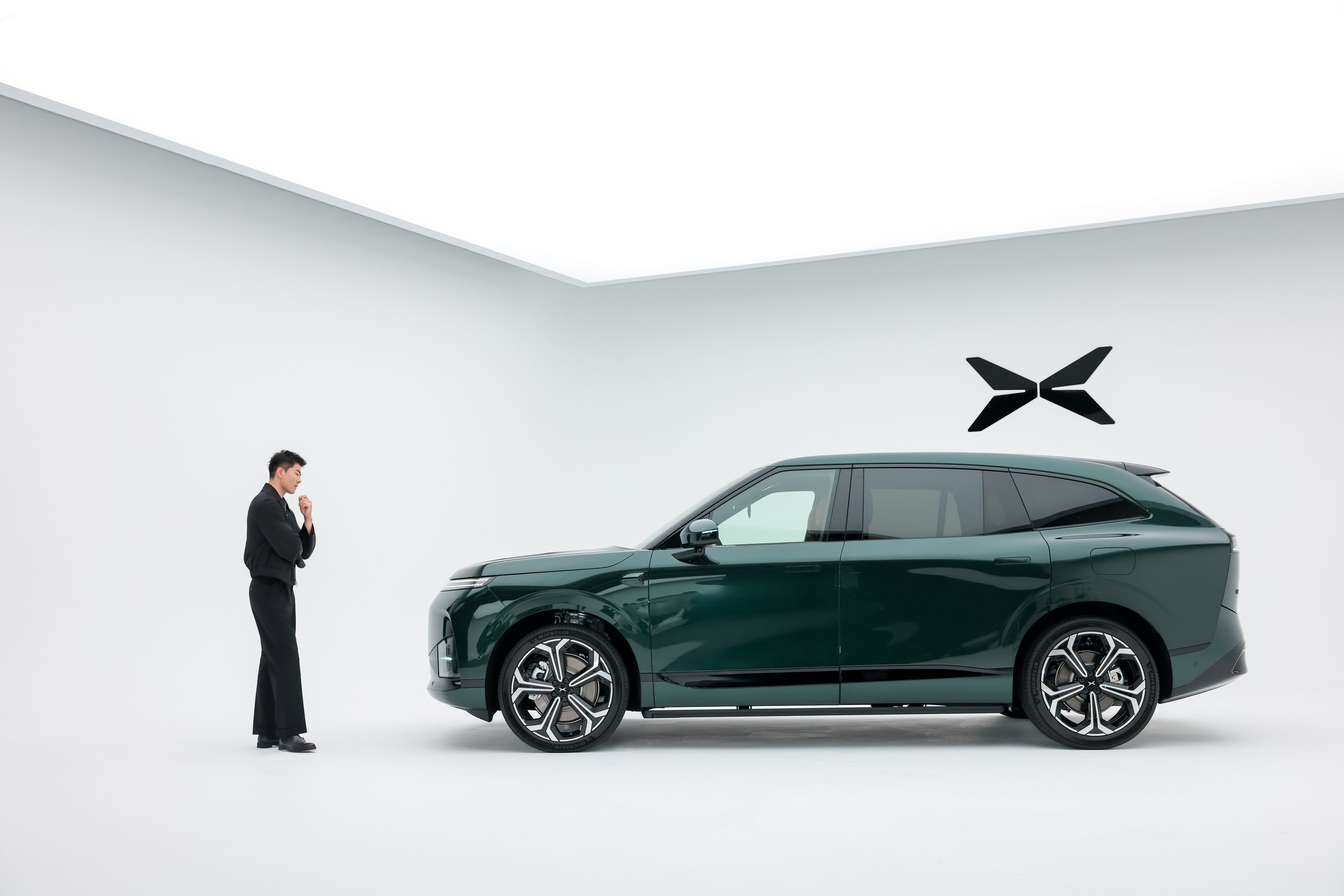 XPENG G9L i Toscana Green sideprofil i et hvidt studie med model