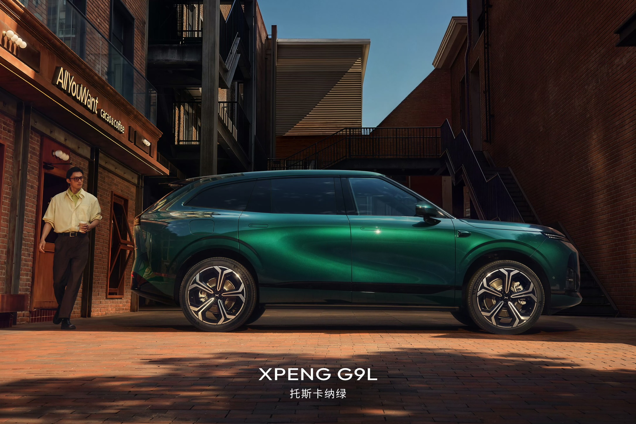 XPENG G9L sideprofil i Toscana-grøn ved en café