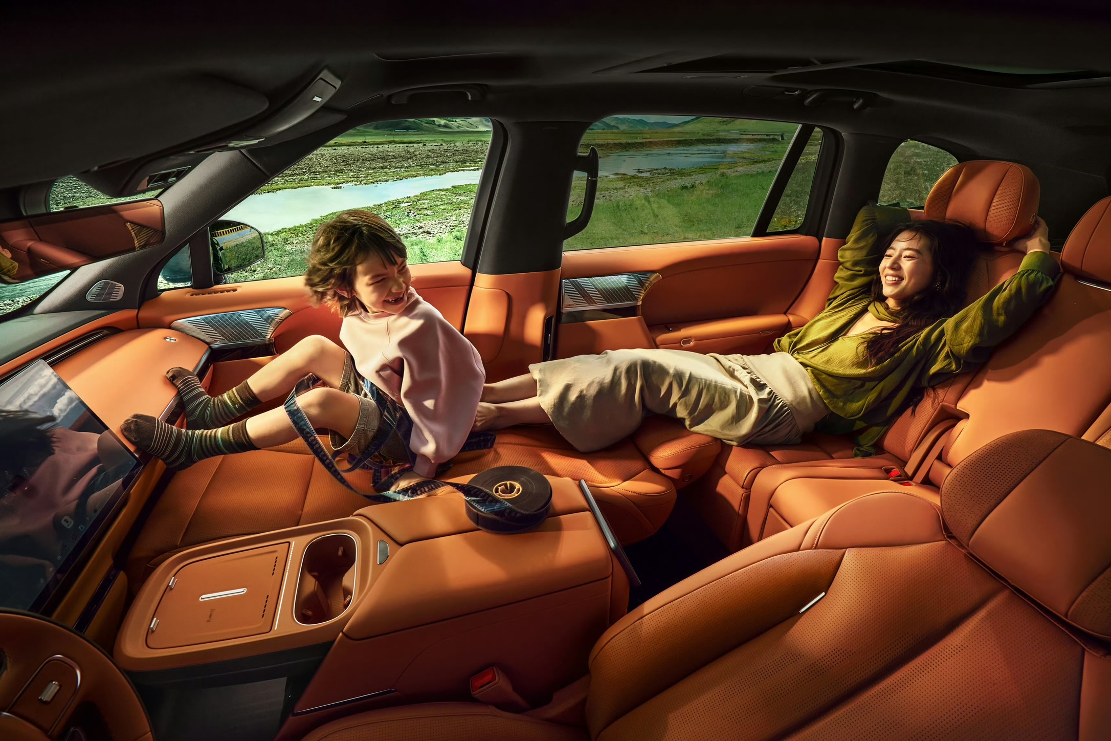 XPENG G9L Sahara Orange-kabine i lounge-mode med tilbagelænede sæder