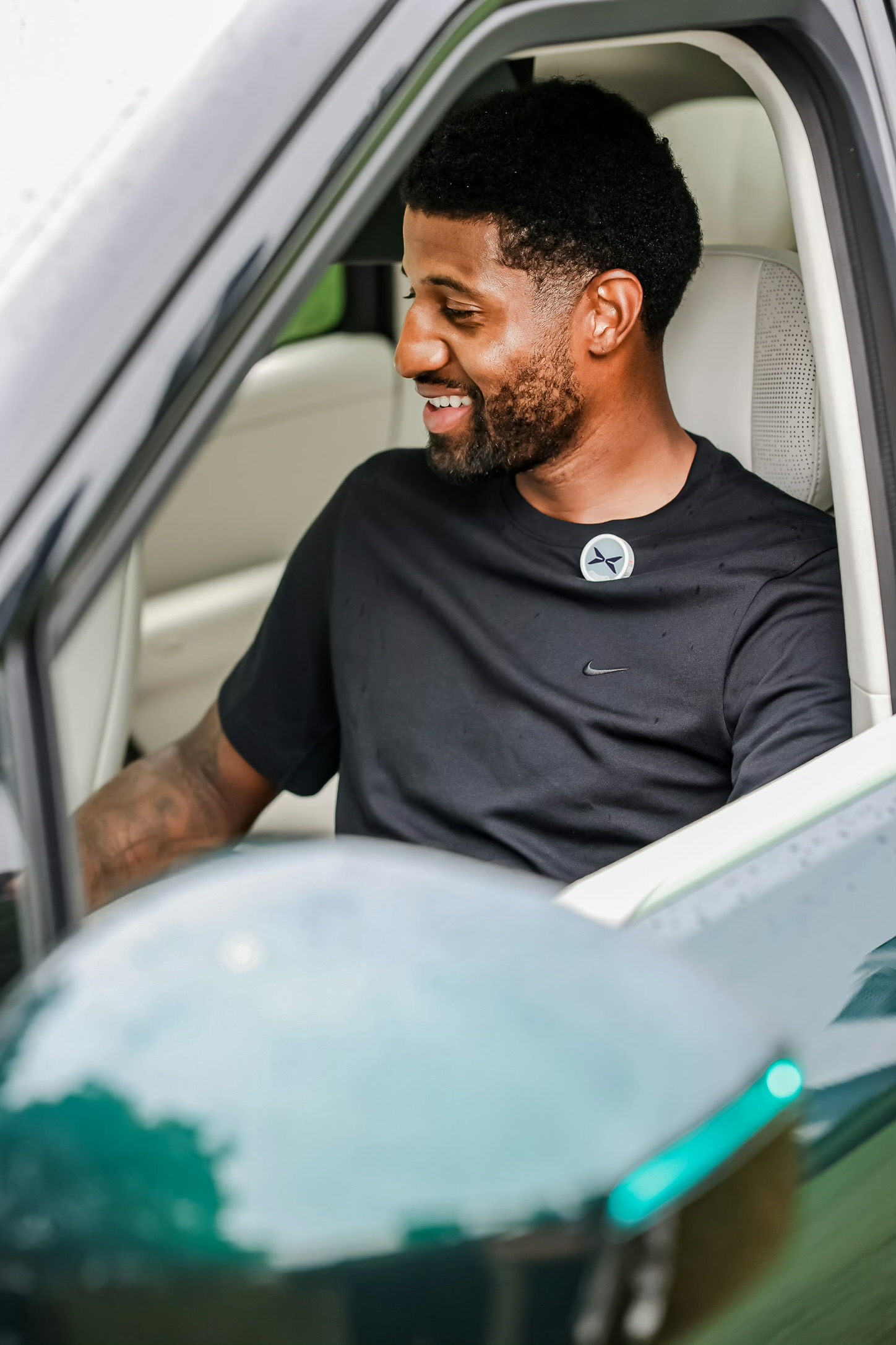 XPENG G9L hvid kabine med Paul George i førersædet, Toscana Green synlig udvendigt