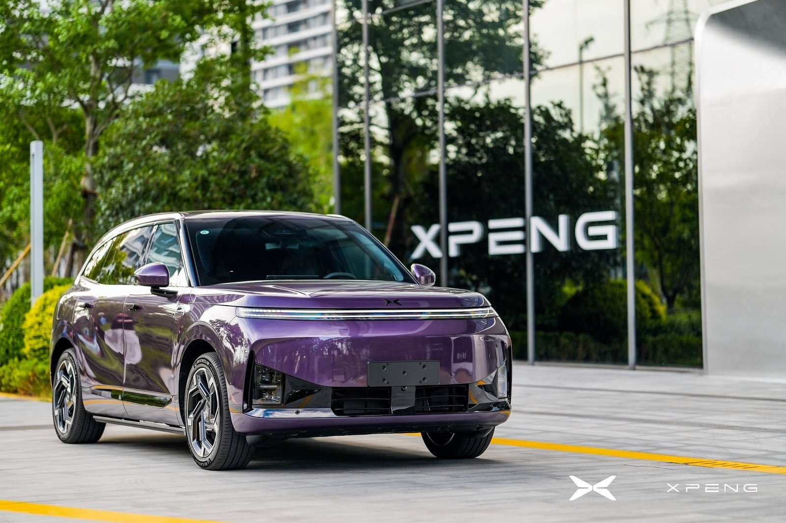 XPENG G9L in Provence Purple outside XPENG’s Shanghai office, front three-quarter view