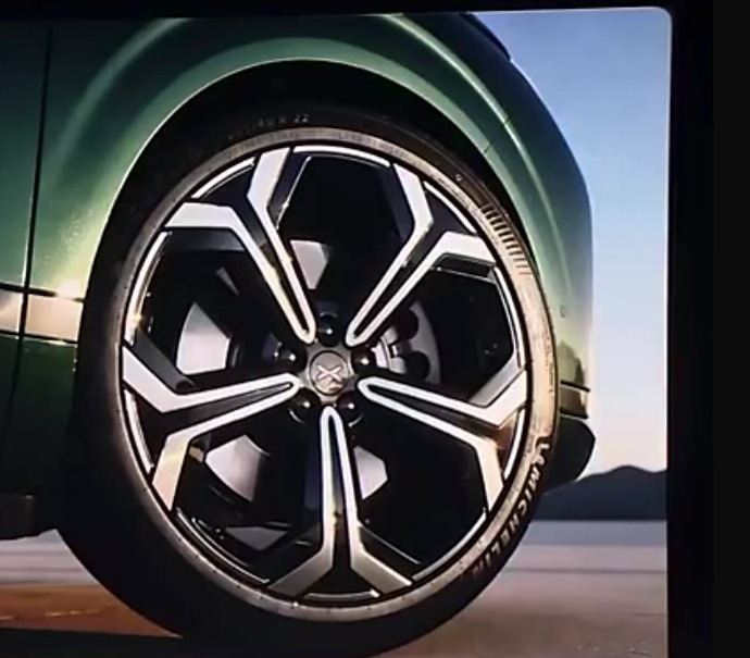 XPENG G9L 22-inch Petal sports wheel with Michelin Primacy 5e silent tyre (China launch slide)