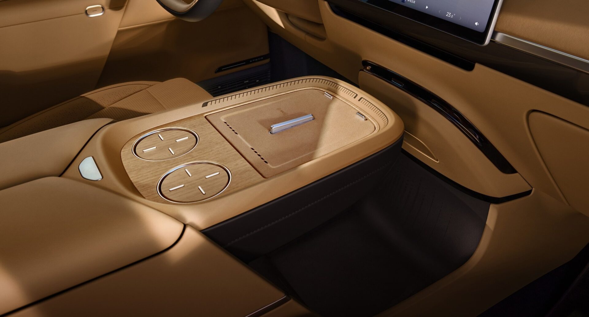 XPENG GX navigation floating centre island console