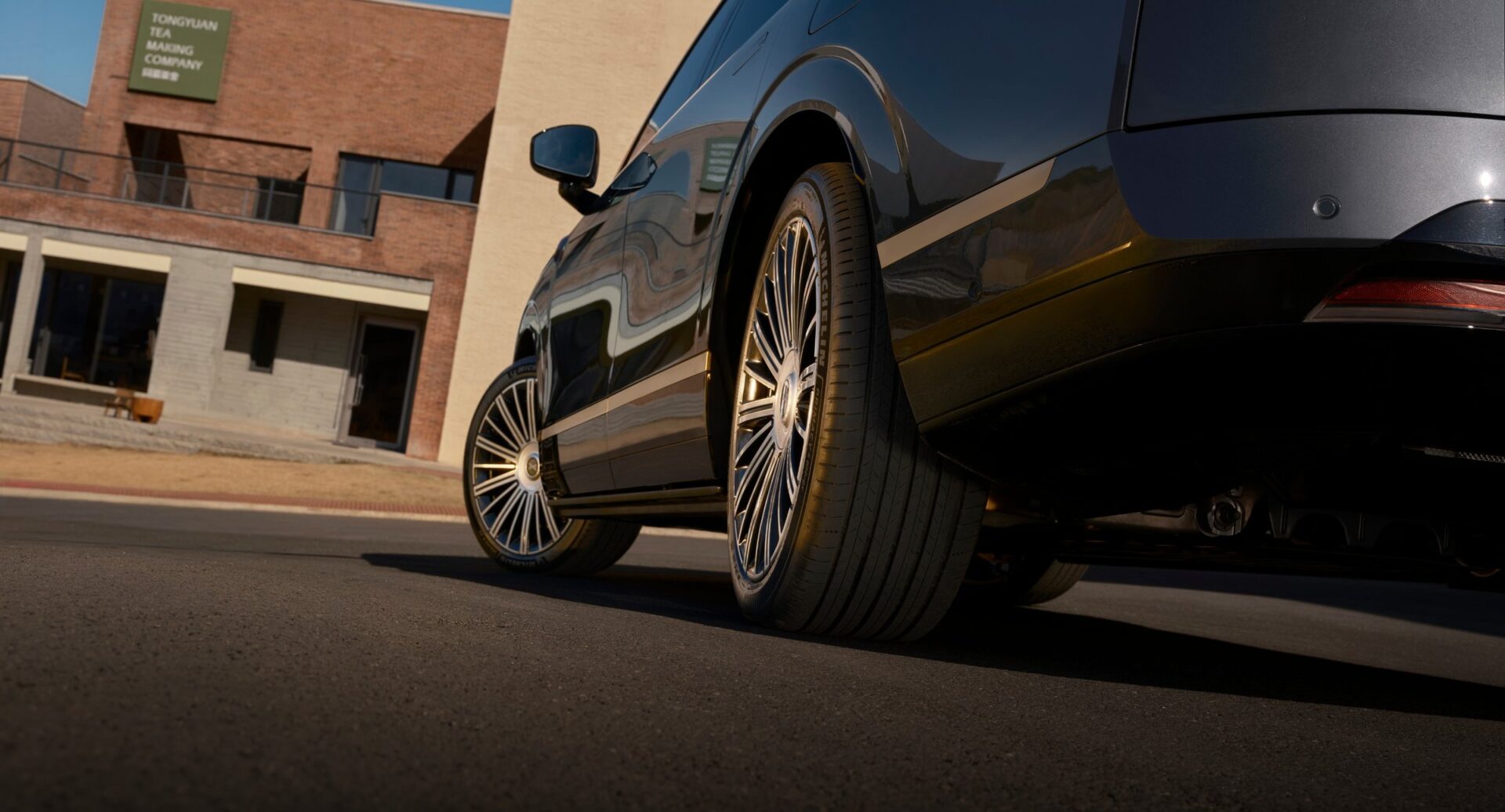 XPENG GX rear-wheel steer-by-wire - turning radius down to 5.4 m