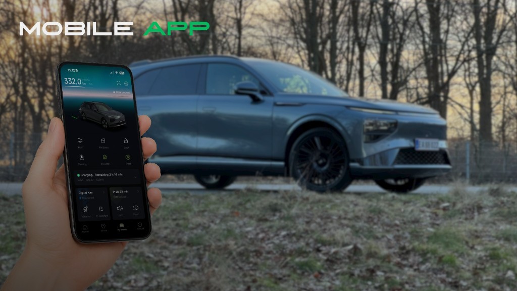 XPENG App hub-kort - MOBILE APP på telefon med opladnings-UI og XPENG G9 udendørs