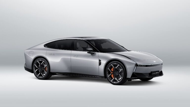 XPENG P7 hub card - P7 sedan in GURU dark studio