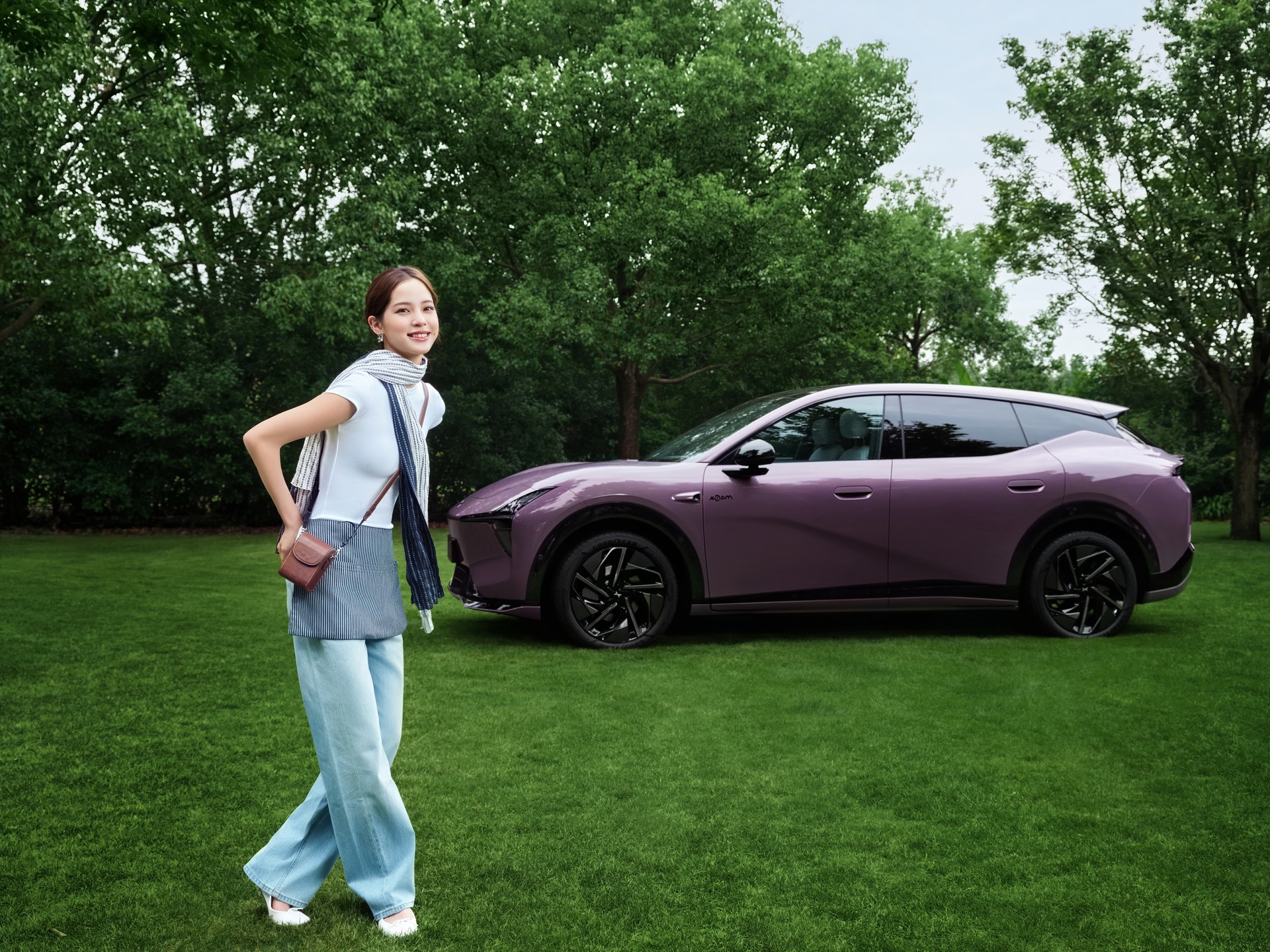 Purple L05 in side profile with Ouyang Nana