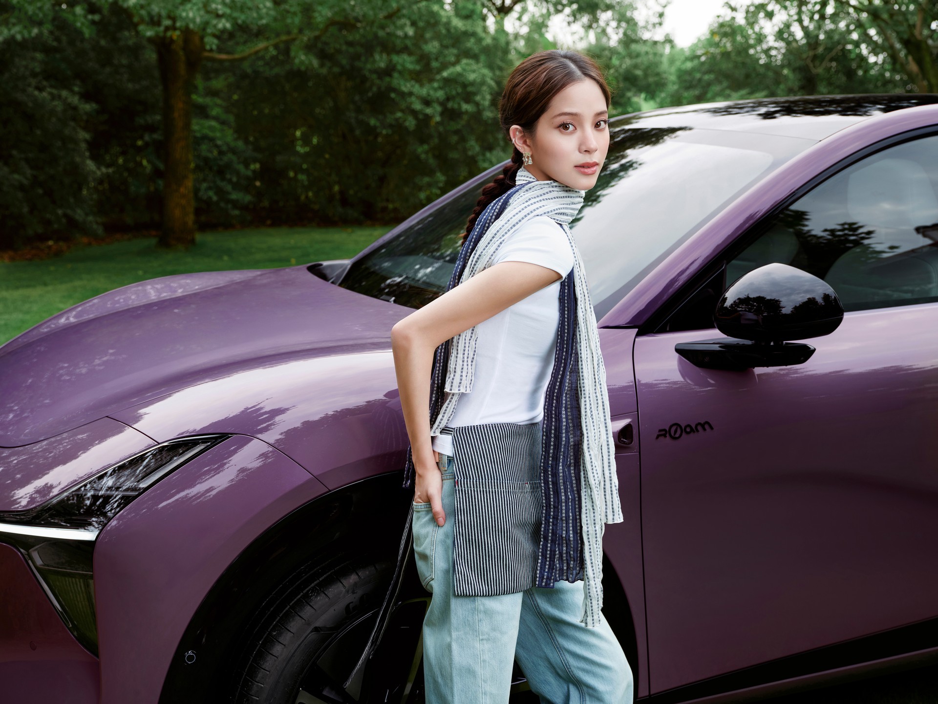 Purple L05 front wing and side mirror beside Ouyang Nana