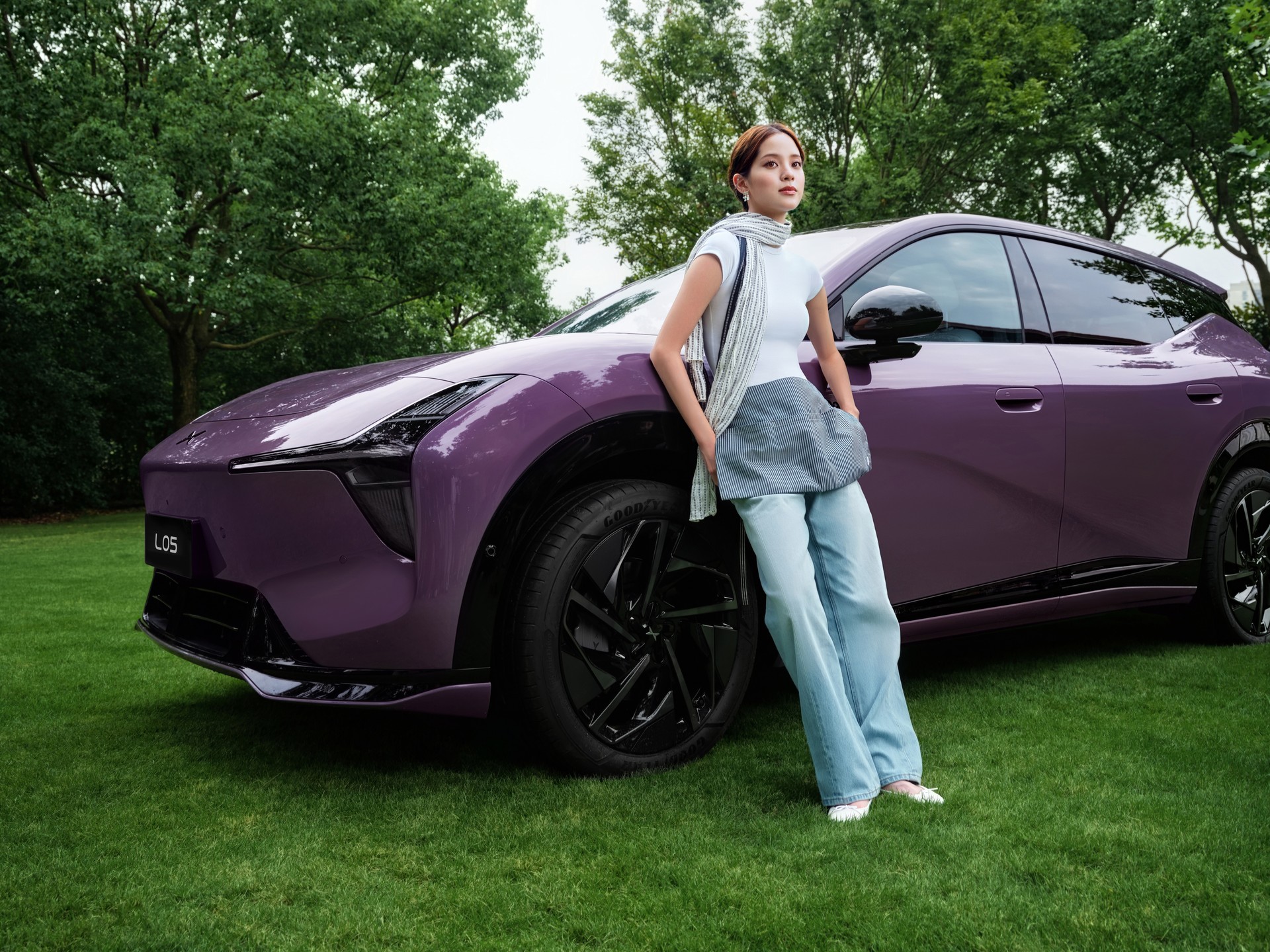 Purple L05 viewed from the front quarter with Ouyang Nana