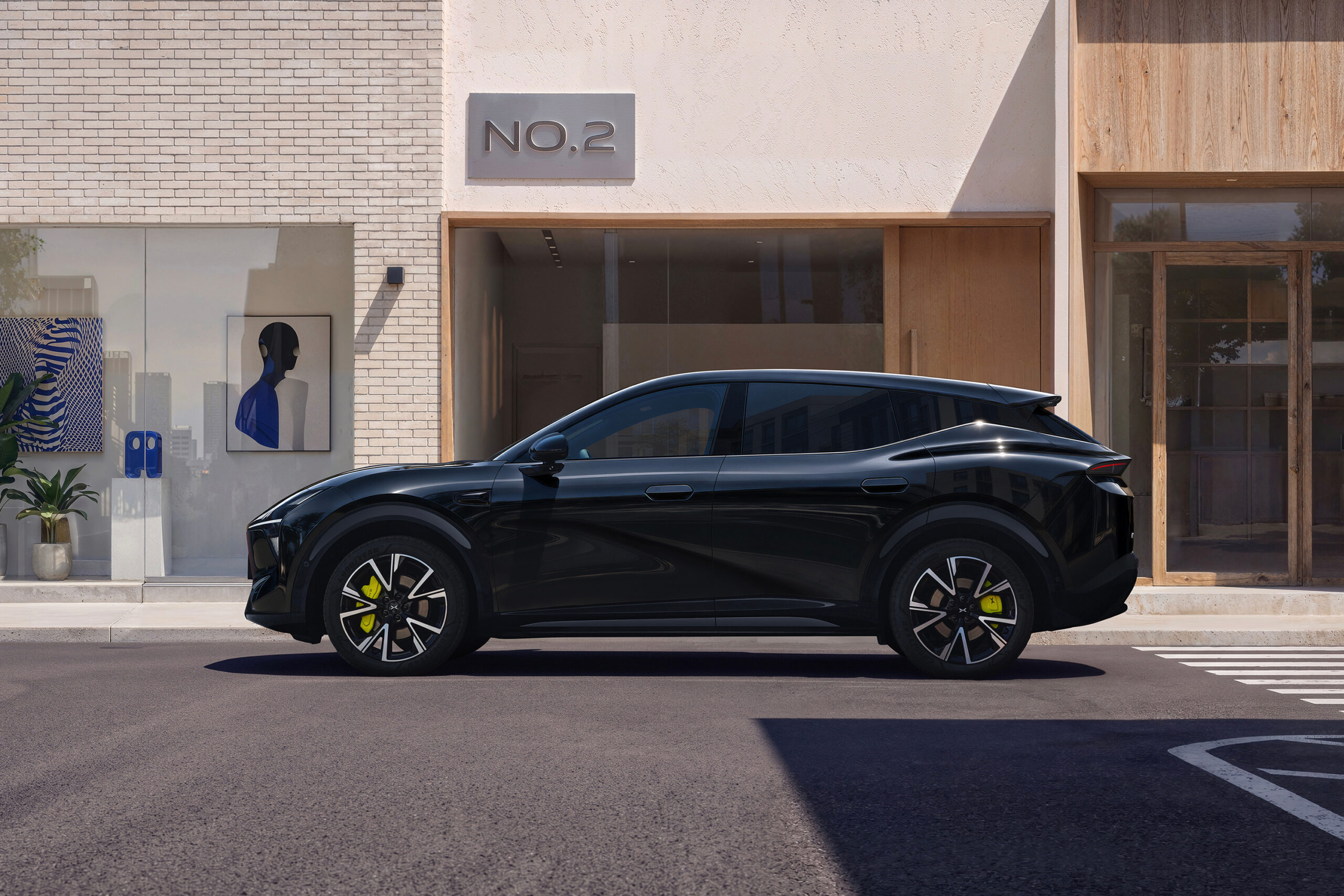 Black L05 in side profile outside a shop
