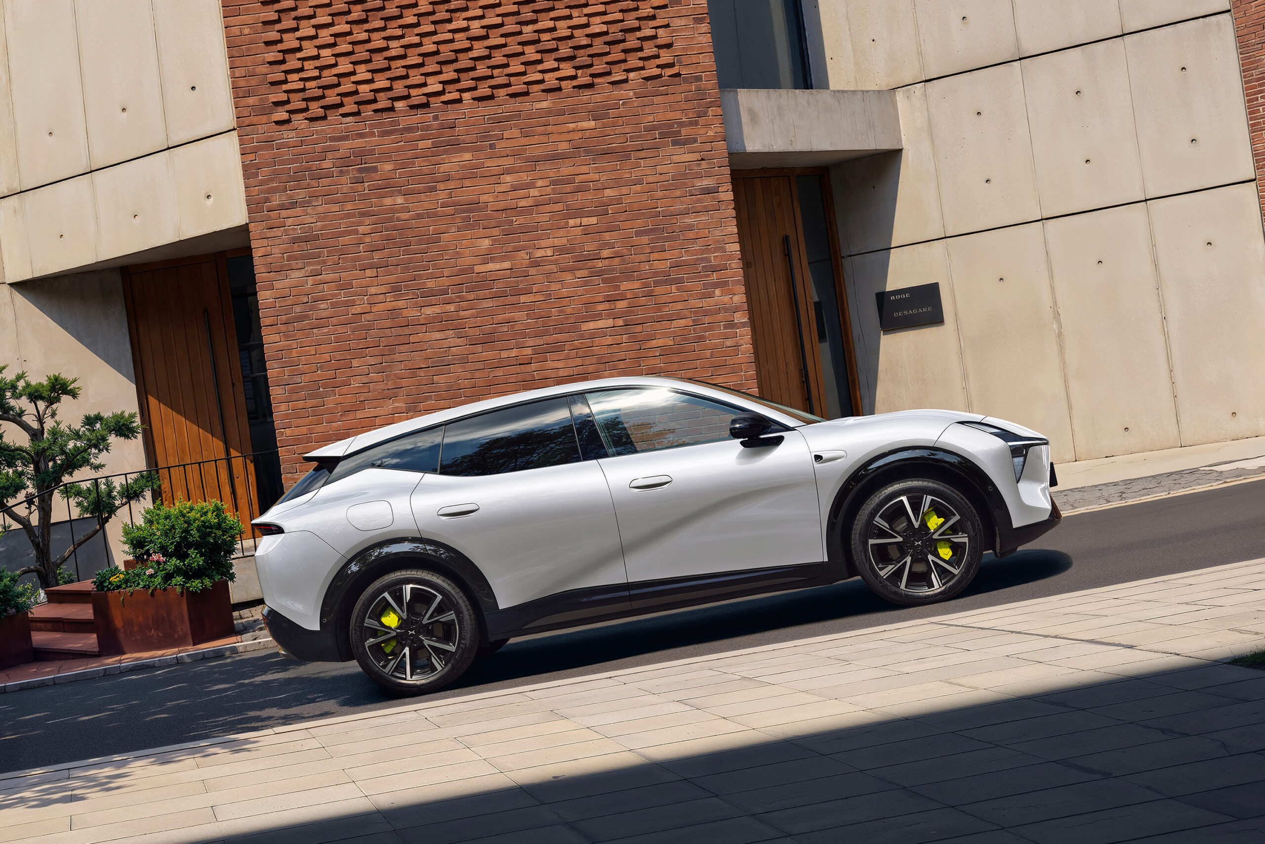 White L05 in side profile in a courtyard