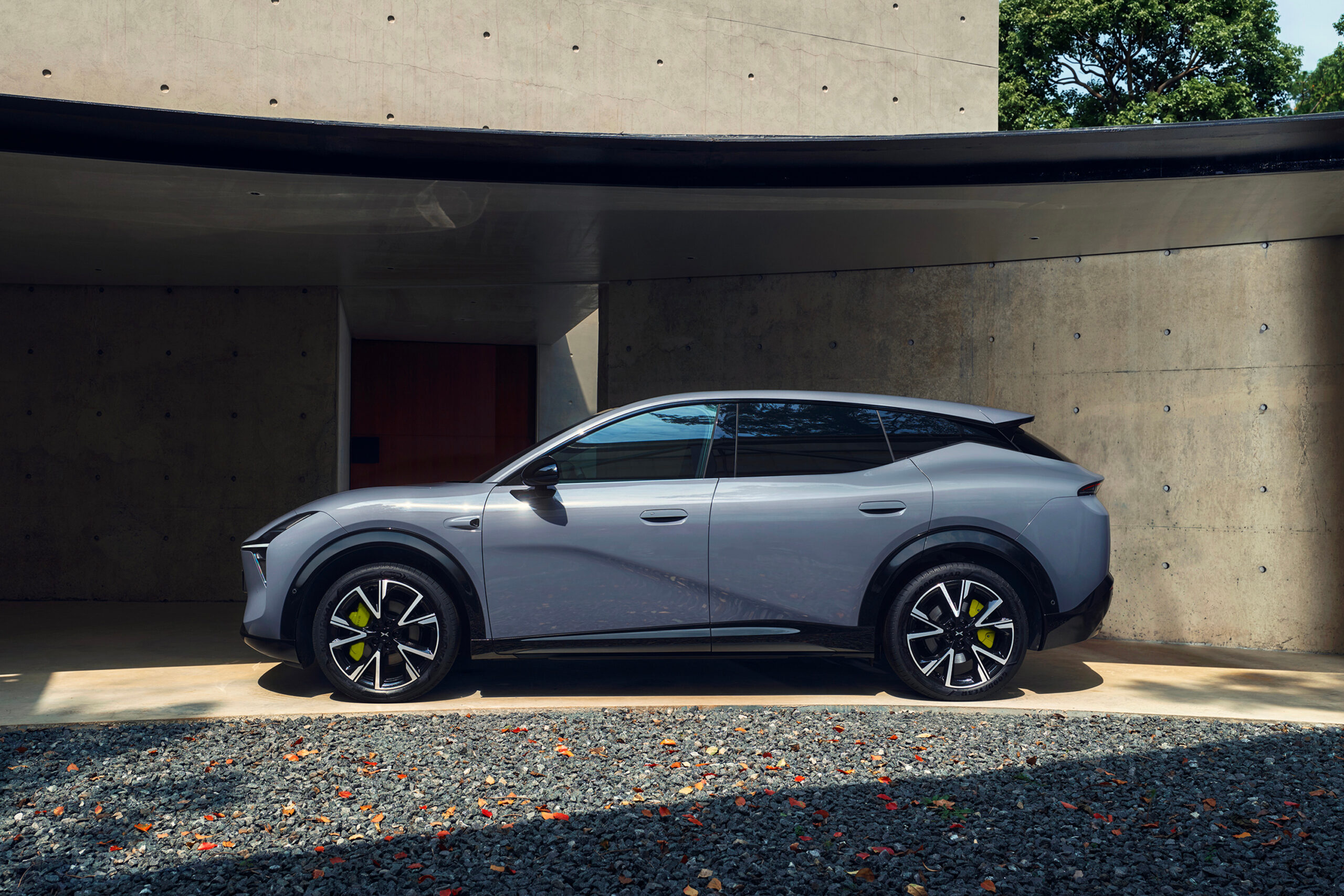Grey L05 in side profile in a courtyard