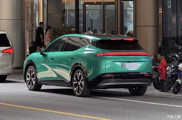Green L05, rear three-quarter