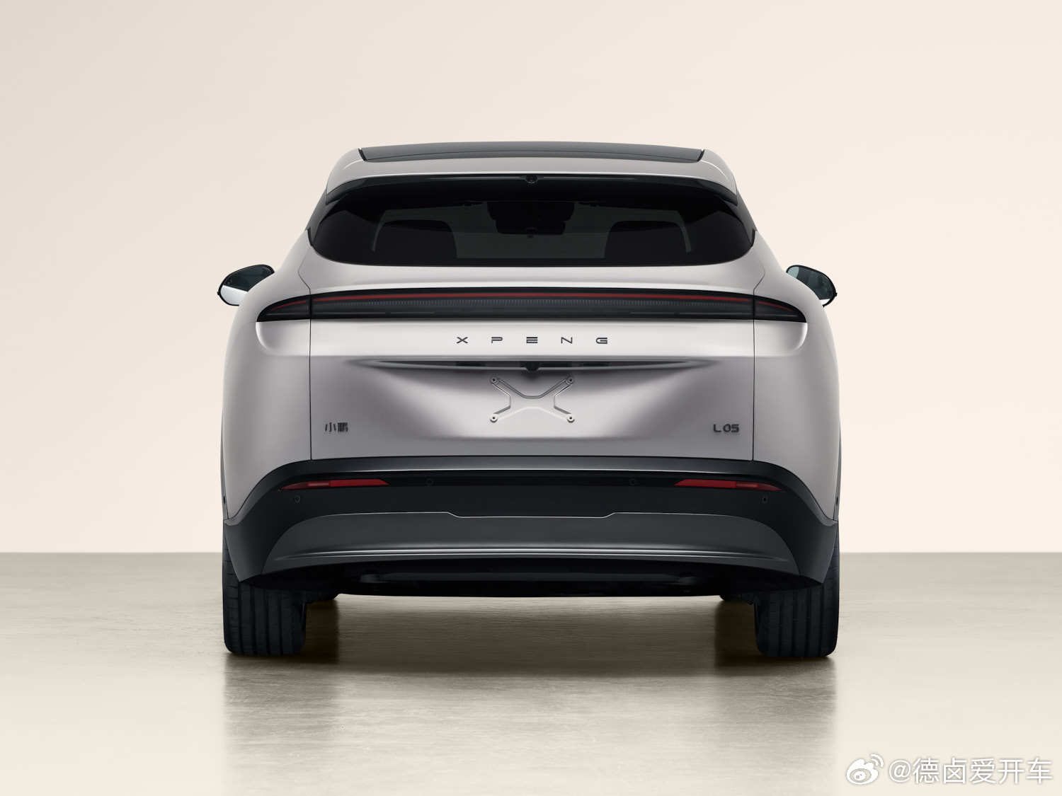 XPENG L05 rear three-quarter view, silver, MIIT declaration photograph
