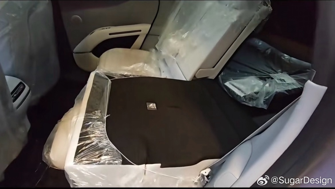Front seat with protective wrapping and centre console