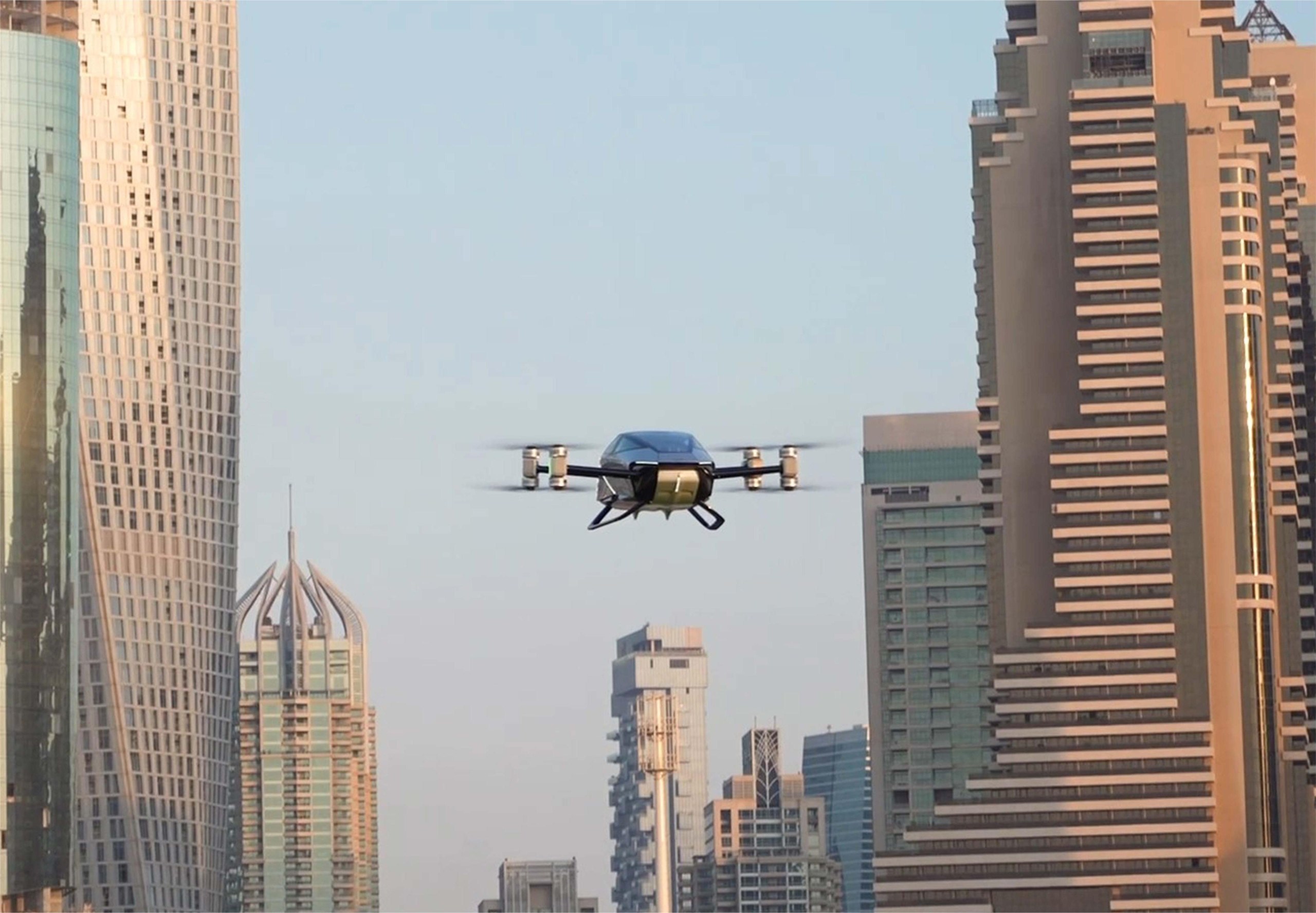 XPENG X2-flyvebilen svævende mellem højhusene i Dubai Marina