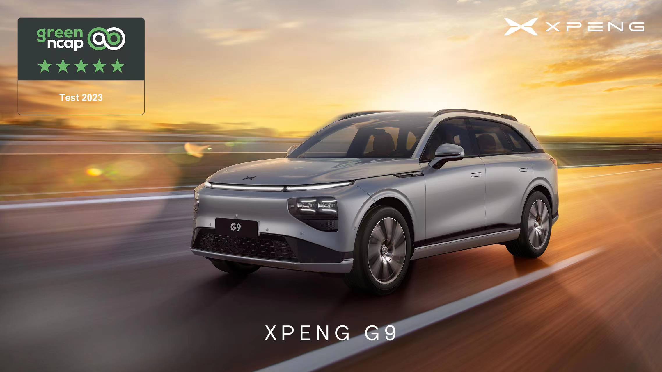 Sølvgrå XPENG G9 i fart i solnedgang med et Green NCAP-mærke med fem stjerner og Test 2023 i hjørnet