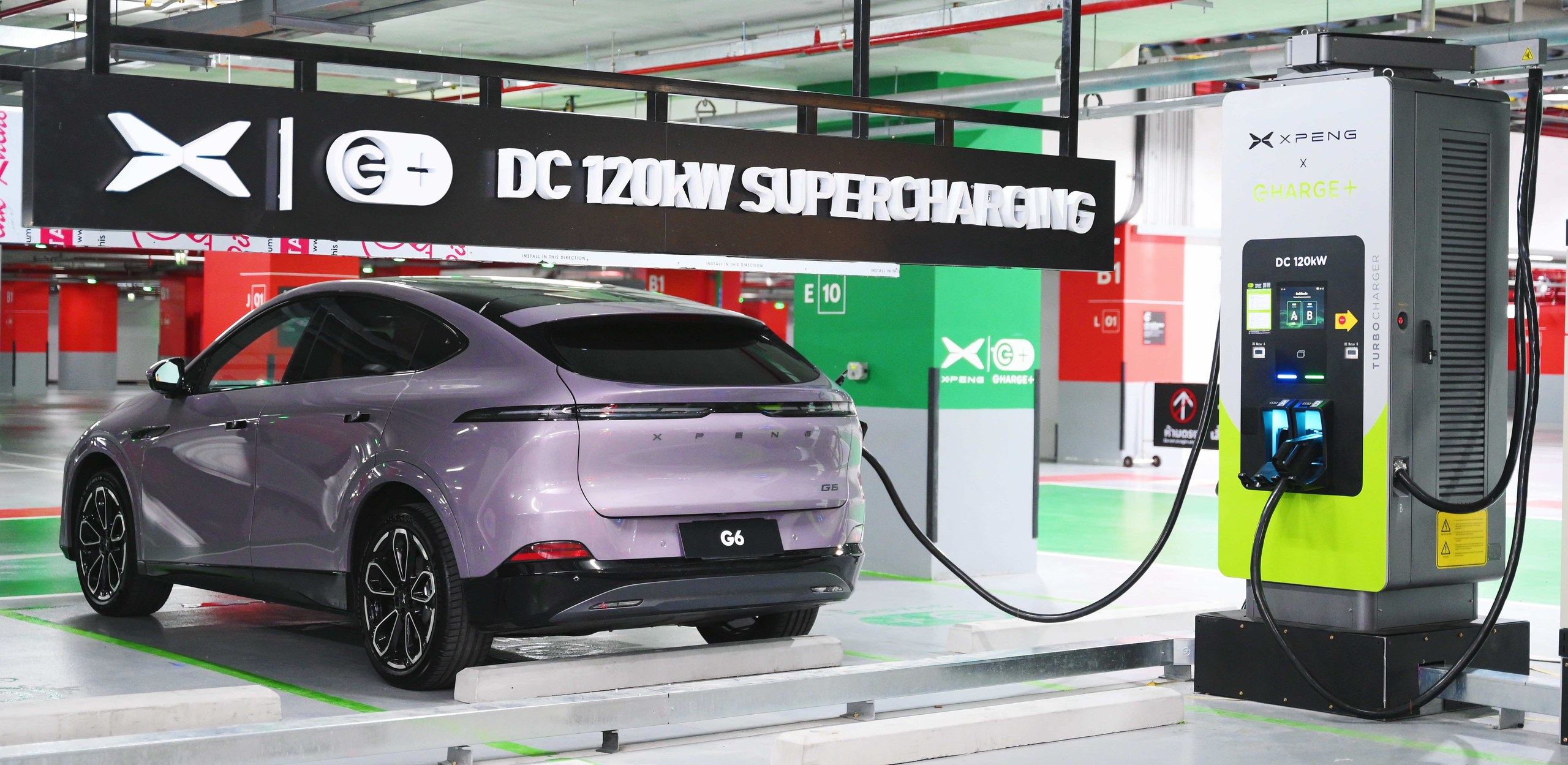 Lyslilla XPENG G6 tilsluttet en fælles lader i en p-kælder under et skilt, der siger DC 120kW Supercharging