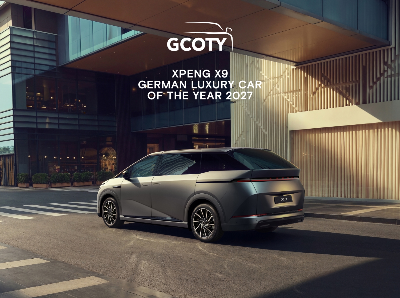 Grå XPENG X9 under teksten German Luxury Car of the Year 2027