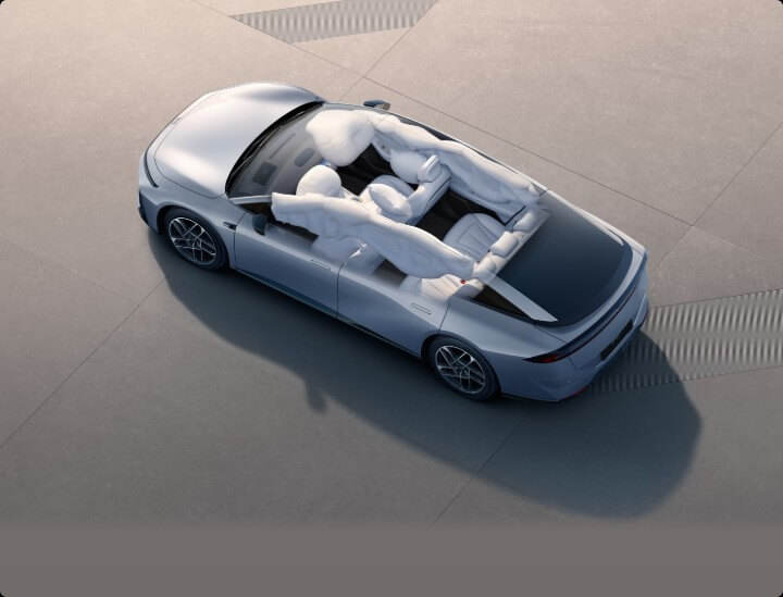 XPENG P7+ set ovenfra som render med de syv airbags foldet ud