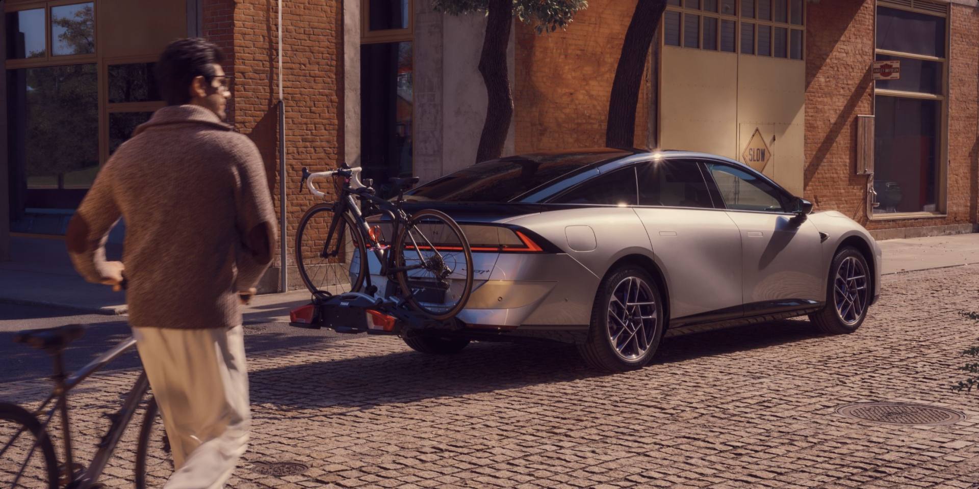 XPENG P7+ set skråt bagfra med to cykler på et stativ på anhængertrækket