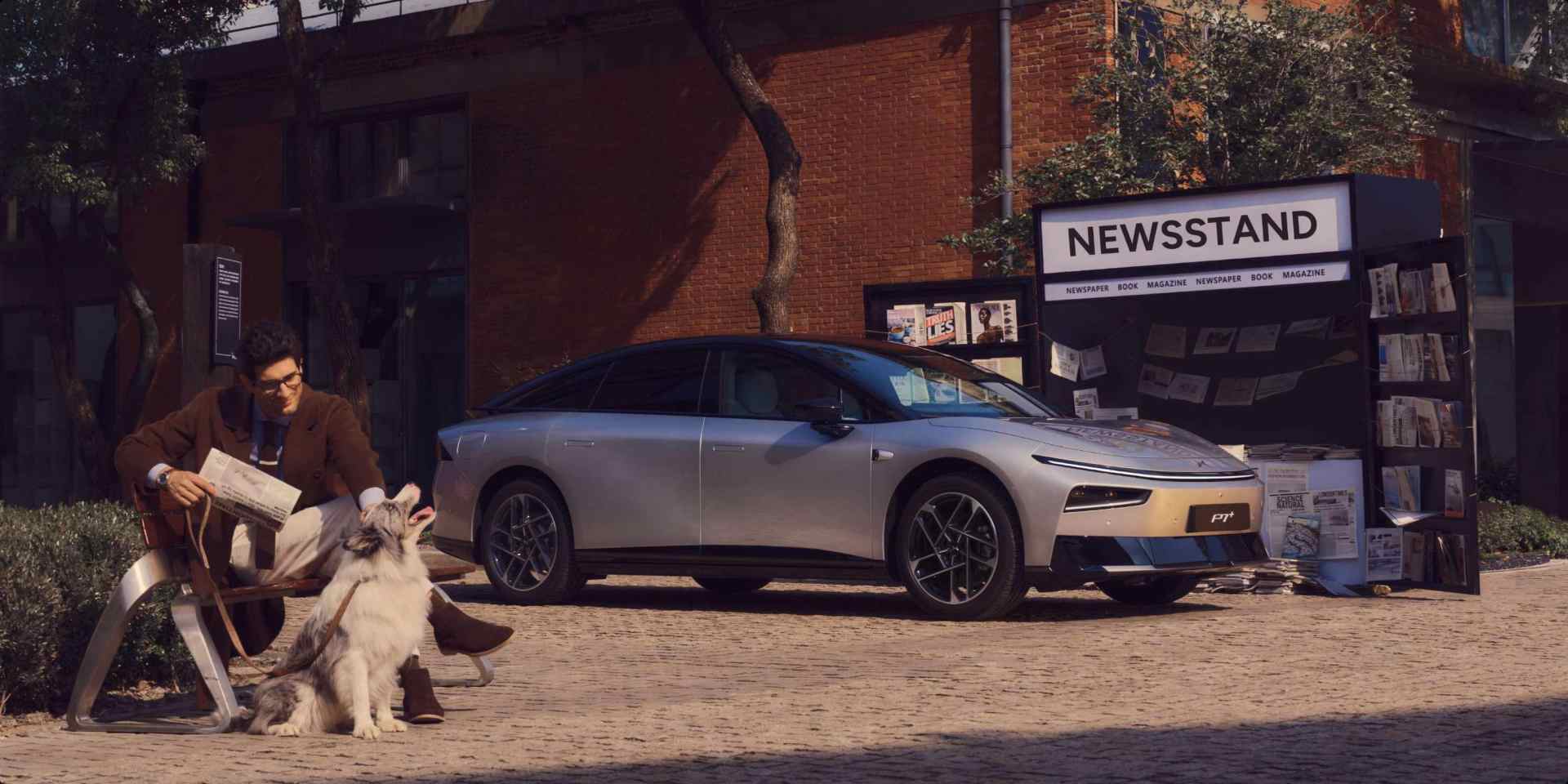 XPENG P7+ i sølv på en europæisk bygade