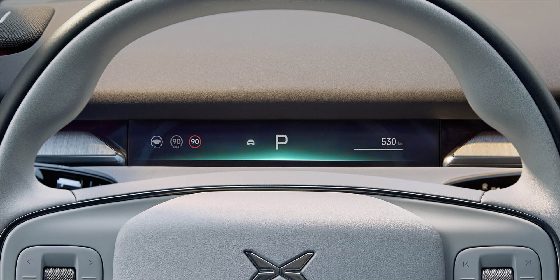 XPENG P7+ førerdisplay bag rattet med P og 530 km rækkevidde