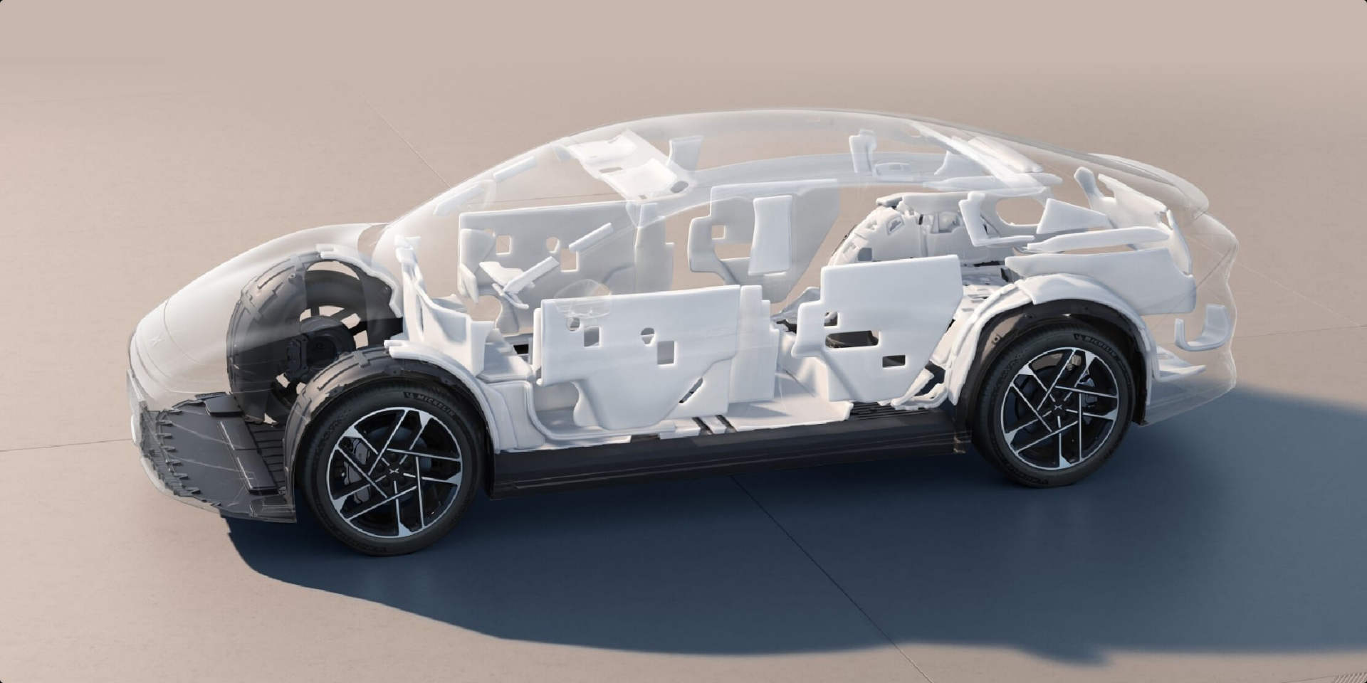 Gennemskåret render af XPENG P7+ med det hvide lydisoleringsmateriale blotlagt