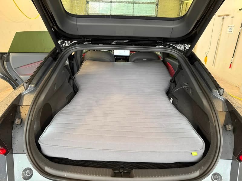XPENG G9 Sleeping Kit-madras, der fylder P7+ bagagerum og nedfældede bagsæder, set fra den åbne bagklap