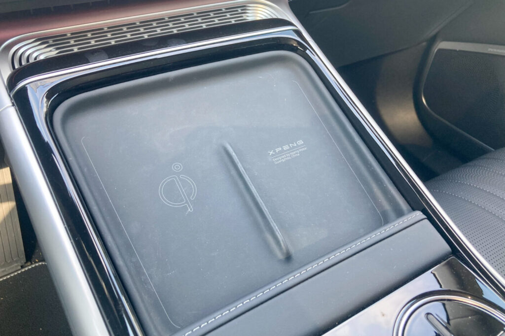 G9 MY23 center console with wireless phone charger
